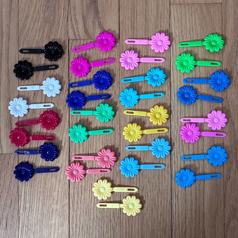 Plastic retro hair barrettes. Set of 34 Snap Close Daisy hair clips. Opaque - Picture 9 of 11